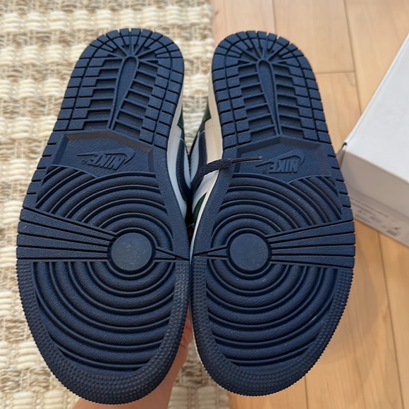 Nike Air Jordan 1 mid, NWOT, 7.5 W - Picture 3 of 6